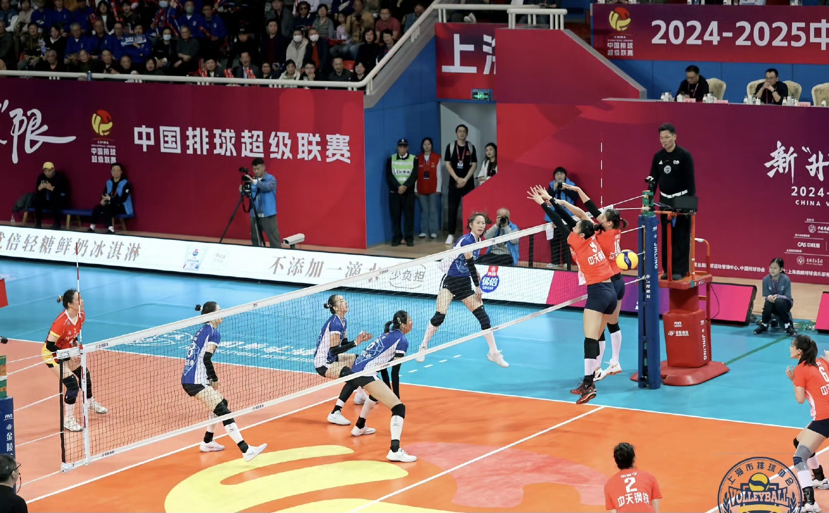 电子竞技综合app-中国女排对阵羽毛球队展开拉锯大战，最终险胜对手